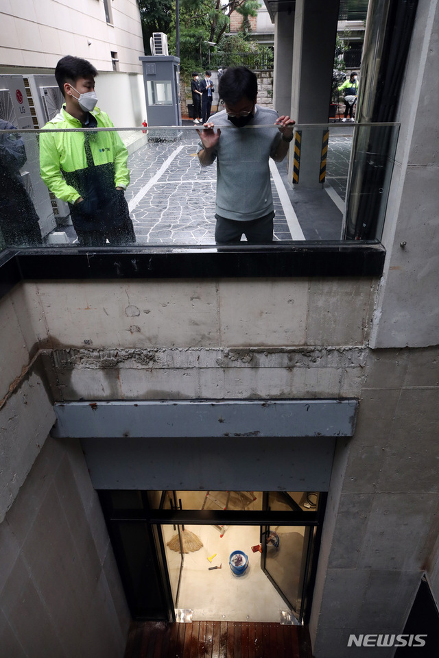 ▲ 엔에스제이홀딩스로 이름이 바뀐 천화동인4호 서울 강남 사무실. 서울중앙지검 대장동 개발의혹 사건 전담수사팀이 29일 오전 화천대유 사무실, 천화동인4호 사무실, 성남도시개발공사 기획본부장실, 관련자 주거지 등을 압수수색하고 있다. ⓒ뉴시스