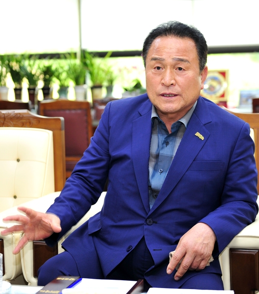 ▲ 김영만 군수가 29일 “이제는 소모적 논쟁을 멈추고, 대구 경북이 함께 힘을 모아야 할 때”라며 경북도 및 도의회와 날을 세우고 있는 군위군 통합 신공항 추진위원회에 당부했다.ⓒ군위군