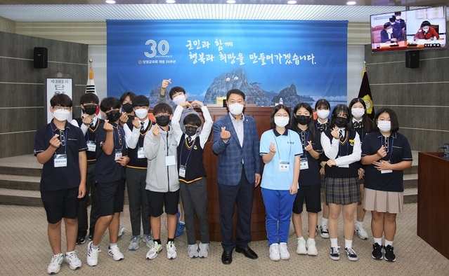 ▲ 장영갑 단양군의회장이 모의 의정체험에 앞서 단양중학생들과 파이팅을 외치고 있다.ⓒ단양군의회