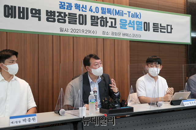 ▲ 국민의힘 윤석열 대선 예비후보가 29일 오전 서울 종로구 버텍스코리아에서 최근 전역한 예비역 병장과 간담회를 갖고 기념촬영을 하고 있다.ⓒ정상윤 기자(사진=윤석열 캠프)