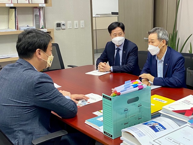 ▲ 채홍호 대구시 행정부시장(오른쪽)은 29일과 30일 양일간 국회를 방문해 정희용 예결위원을 만나 국비 반영을 위한 각별한 관심과 협조를 요청했다.ⓒ대구시