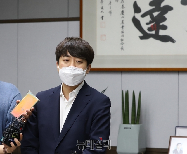 ▲ 이준석 국민의힘 대표가 29일 경산시 경산농협 본점에서 열린 국민의힘 영남캠퍼스 총회 참석에 앞서 기자들과 만나 대구 곽상도 의원(중·남구)에 대한 국회 차원의 의원직 제명안 처리가 필요하다는 뜻을 거듭 밝혔다.ⓒ뉴데일리