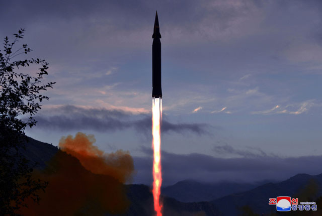 ▲ 북한은 지난 28일 극초음속 미사일 '화성-8형' 시험발사를 했다. 이튿날인 29일에는 김정은이 최고인민회의 시정연설에서 미국을 비난했다. 그럼에도 미국은 