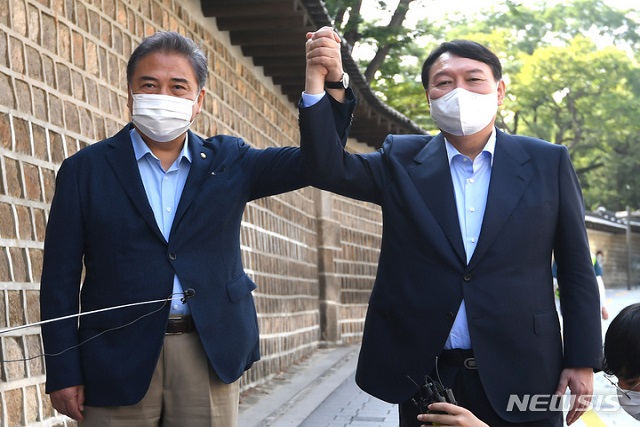 ▲ 국민의힘 박진 의원이 30일 서울 중구에서 오찬 회동을 마치고 윤석열 대선 경선 예비후보 지지 선언을 하고 있다.ⓒ뉴시스