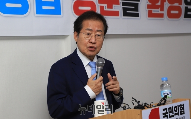 ▲ 홍 후보는 이날 2차 jp희망로드 2일차 일정으로, 임명장 수여식에 참석하고 오전 수성갑 당원 인사를 시작으로 오후에 칠성시장 방문, 북구을 당원 인사, 북구갑 당원 인사 등 팍팍한 일정을 소화하며 당심잡기에 올인했다.ⓒ뉴데일리