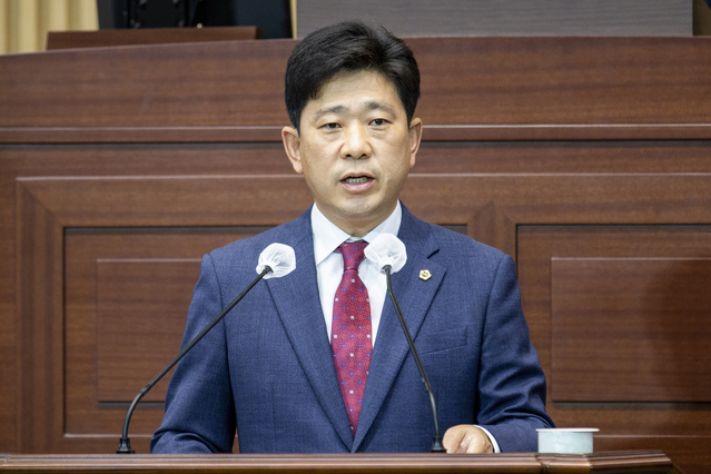 ▲ 박용선 경북도의원(국민의힘, 포항)은 30일 경북도의회 제326회 임시회 본회의 도정질문에 나서 △ 화재예방 대책 △ 대형 국책사업 유치 TK 패싱 △ 지역사랑상품권 제도 개선방안 △ 사립유치원 학부모 부담금 재정지원 분담 등에 대해 심도 있게 질의했다.ⓒ경북도의회