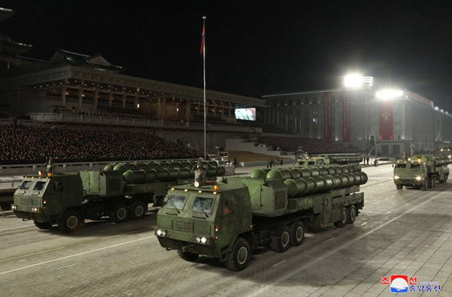 ▲ 지난해 10월 북한 노동당 창건 기념열병식에 등장한 신형 지대공 미사일. '번개-7호'일 가능성이 높다. ⓒ연합뉴스. 무단전재 및 재배포 금지.