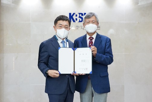 ▲ KBSI 신형식(왼쪽) 원장이 1일 다목적 방사광가속기 구축 사업단장으로 임명된 고인수 전 포항가속기연구소장(우)에게 임명장을 수여한 뒤 기념촬영을 하고 있다.ⓒKBSI