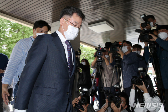 ▲ 화천대유 대주주 김만배 씨가 지난달 27일 오전 서울 용산구 용산경찰서에 참고인 신분으로 출석하고 있다. ⓒ뉴시스