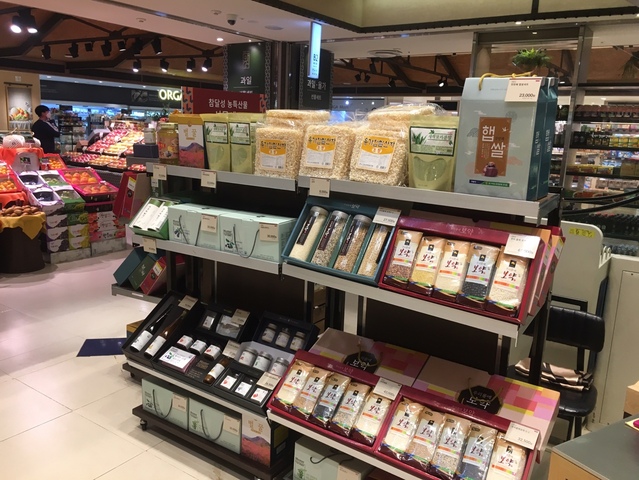 ▲ 달성군(군수 김문오)은 민족 고유의 명절인 추석을 맞아 진행한 추석맞이 농·특산물 특별판매행사를 통해 1억 9천만 원의 매출을 올렸다고 밝혔다.ⓒ달성군