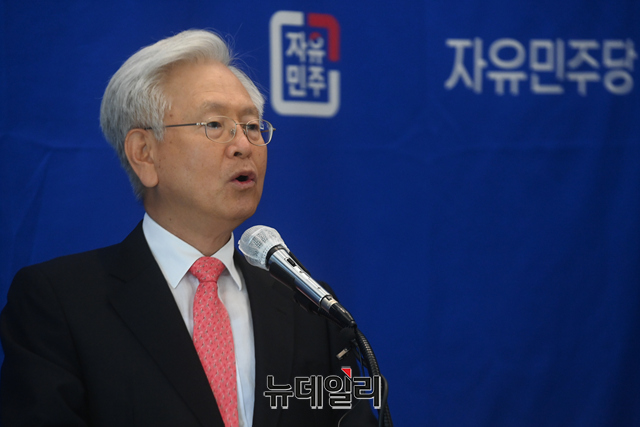 ▲ 고영주 한국보수주의연합(KCPAC) 공동의장이 1일 오전 서울 중구 한국프레스센터에서 한국보수주의연합과 자유민주당의 공동 주최로 열린 '한반도 평화법' 철회 촉구 및 '미국내 친북조직의 하원의원 포섭 활동' 공개 긴급 기자회견에서 유엔사 해체와 주한 미군 철수를 목적으로 한 미국 하원의 한반도 평화법안 철회 촉구 및 성명 등을 주제로 발표하고 있다. ⓒ강민석 기자