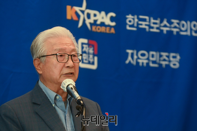 ▲ 이동복 북한민주화포럼 대표가 1일 오전 서울 중구 한국프레스센터에서 열린 '한반도 평화법' 철회 촉구 및 '미국내 친북조직의 하원의원 포섭 활동' 공개 긴급 기자회견에서 미국 내 친북 조직의 美하원의원 포섭 실태 주제로 발표하고 있다. ⓒ강민석 기자