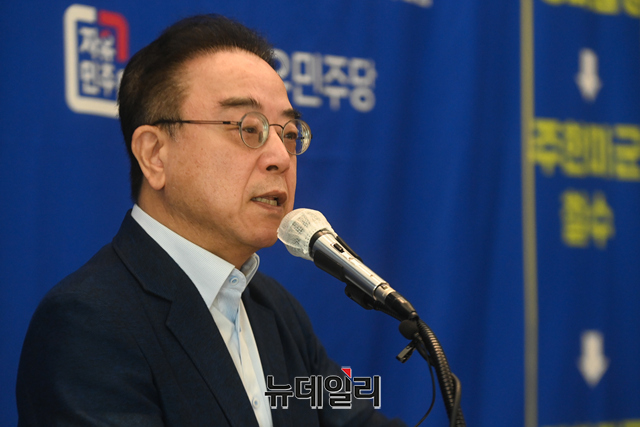 ▲ 이석우 전 국무총리 비서실장이 1일 오전 서울 중구 한국프레스센터에서 열린 '한반도 평화법' 철회 촉구 및 '미국내 친북조직의 하원의원 포섭 활동' 공개 긴급 기자회견에서 한반도 평화법안 철폐 촉구 10만명 서명운동을 주제로 발표하고 있다. ⓒ강민석 기자