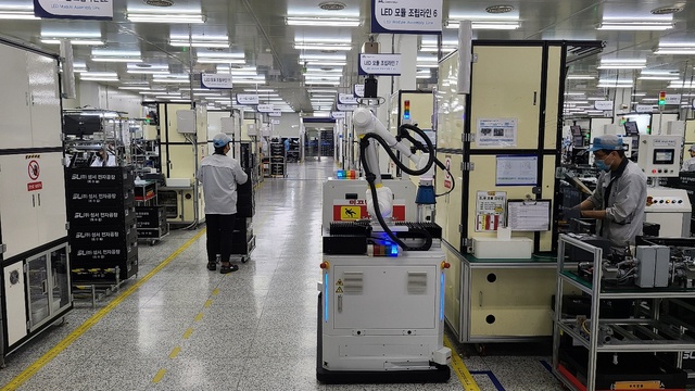 ▲ 대구시는 ‘대구 이동식 협동로봇 규제자유특구’의 ‘자동화 제조공정(자동차 램프모듈) 적용을 위한 이동식 협동로봇’ 실증을 10월 1일부터 본격 착수한다.ⓒ대구시