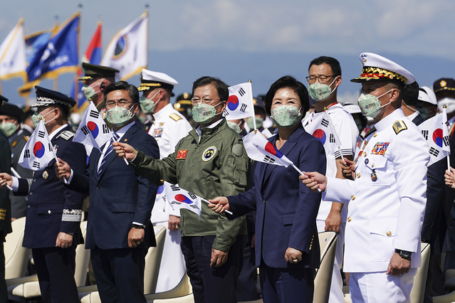 ▲ 1일 포항에서 열린 국군의 날 기념식에 참석한 문재인 대통령과 김정숙 여사. 