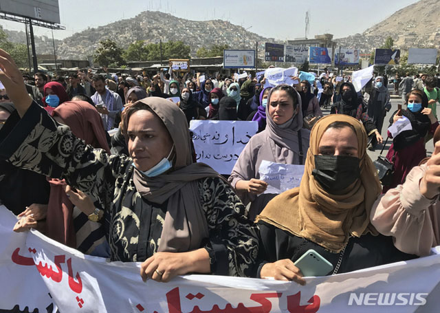 ▲ 지난 9월 7일 아프간 카불 소재 파키스탄 대사관 앞에서 열린 반파키스탄-반탈레반 시위. ⓒ뉴시스 AP. 무단전재 및 재배포 금지.