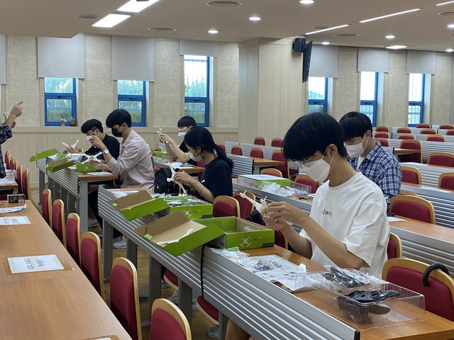 ▲ 대구한의대학교 LINC+사업단 참여학과 학생들이 드론을 조립하고 있다.ⓒ대구한의대