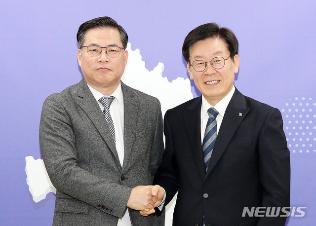 ▲ 지난 2018년 경기관광공사 사장에 취임한 유동규 전 성남도시개발공사 기획본부장(왼쪽)과 이재명 경기도지사ⓒ뉴시스