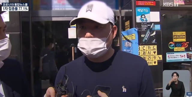 ▲ 유동규 전 성남도시개발공사 기획본부장이 지난 30일 용인시 자택 앞에서 취재진 질문에 답하는 모습. ⓒKBS 방송 캡쳐