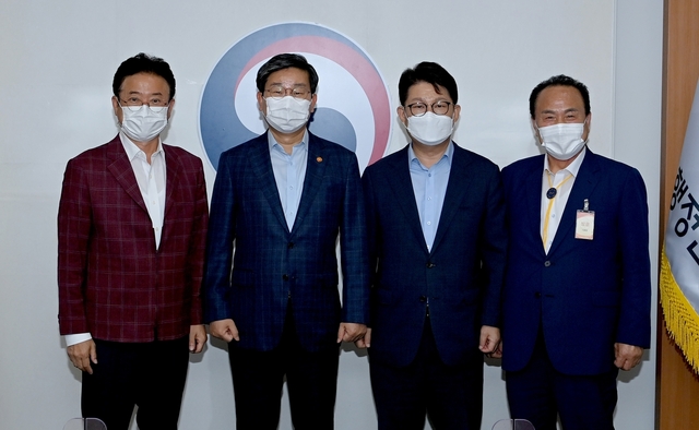 ▲ 이철우 경북도지사(제일 왼쪽)는 3일 권영진 대구시장, 김영만 군위군수와 함께 서울정부청사에서 전해철 행정안전부 장관을 만나 군위군의 대구시 편입을 위한 행정안전부의 조속한 입법추진을 건의했다.ⓒ경북도