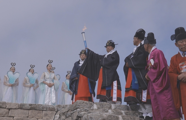 ▲ 봉송이 시작된 성화는 개천절에 민족의 영산인 강화 마니산 참성단(전국체전)과 구미 금오산(장애인체전)에서 각각 채화된 불꽃으로 체전 개최지역을 돌면서 희망의 메시지를 전달할 계획이다.ⓒ경북도