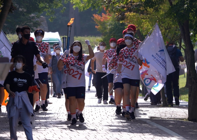 ▲ 도청을 출발한 성화는 강화 구간을 포함해 102개 구간, 1013km, 776명의 주자들에 의해 봉송되며 전국체전은 8일에, 장애인 체전은 20일에 구민시민운동장 성화대에 점화된다.ⓒ경북도