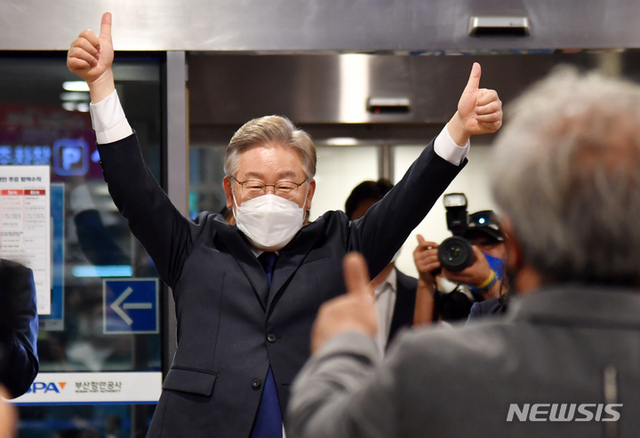 ▲ 더불어민주당 대선 후보 선출을 위한 부산·울산·경남 경선대회가 열린 지난 2일 오후 부산 동구 부산항컨벤션센터에서 이재명 후보가 부울경 지역 과반 승리를 거둔 뒤 이동하기에 앞서 지지자들에게 손을 들어 인사하고 있다.ⓒ뉴시스