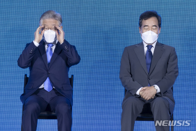 ▲ 더불어민주당 대선 경선 후보인 이재명(왼쪽), 이낙연 후보가 3일 인천 연수구 송도컨벤시아에서 열린 제20대 대통령선거 후보자 선출을 위한 인천 합동연설회(2차 슈퍼위크)에서 결과를 기다리고 있다. ⓒ뉴시스