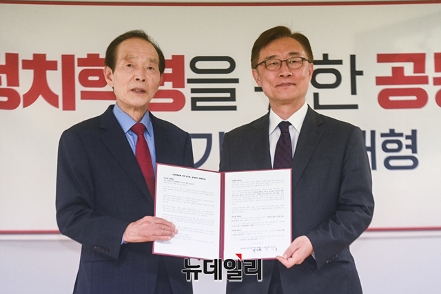 ▲ 장기표 전 국민의힘 대선 경선후보가 4일 오전 서울 여의도 대하빌딩에서 열린 '정치혁명을 위한 공동선언' 기자회견에서 최재형 예비후보에 대한 지지를 공식 선언했다.ⓒ강민석 기자