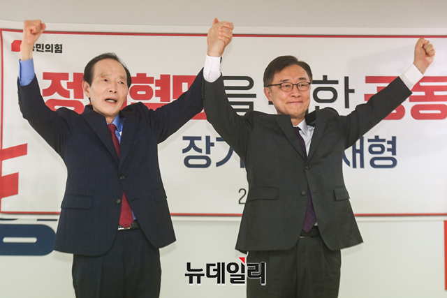 ▲ 장기표 전 국민의힘 대선 경선후보가 4일 오전 서울 여의도 대하빌딩에서 열린 '정치혁명을 위한 공동선언' 기자회견에서 최재형 예비후보에 대한 지지를 공식 선언했다.ⓒ강민석 기자