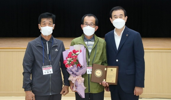 ▲ 조길형 충주시장(오른쪽)이 지난 1일 모범노인 도원하 수안보 관동마을 경로당회장(가운데)에게 표창패를 수여한 뒤 기념 촬영을 하고 있다.ⓒ충주시