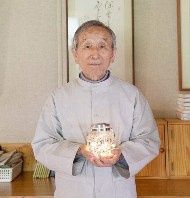 ▲ 그리운 금강산, 가고파와 함께 3대 국민 애창가곡인 ‘비목’의 작사가 한명희(82·사진) 씨가 6·25참전용사의 희생을 기리고 그들을 돕기 위해 호국의 등을 밝혔다.ⓒ칠곡군