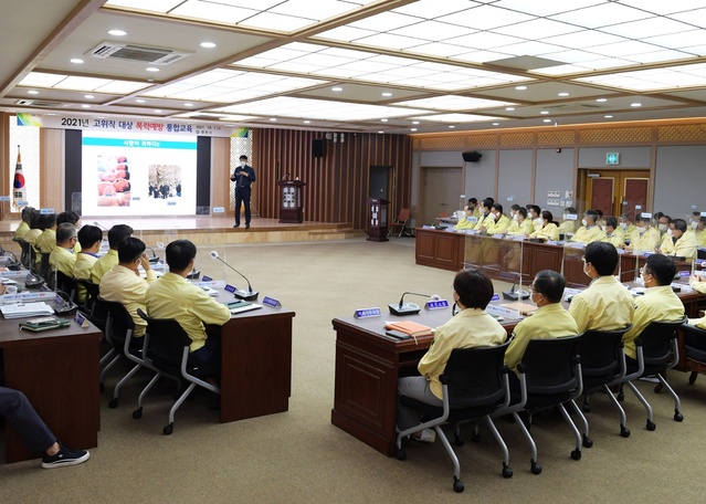 ▲ 지난 1일 영천시(시장 최기문)는 건전한 직장문화 조성을 위해 최기문 시장을 포함한 고위직 공무원들을 대상으로 성희롱·성매매·성폭력·가정폭력예방교육을 실시했다.ⓒ영천시