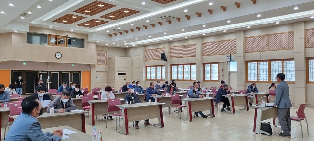 ▲ 군위군통합신공항추진위원회는 군위군민회관에서 집행위원 회의를 열고 이철우 경북도지사와 경북도의회에대한 비난을 자제하고 관련 현수막을 철거하기로 결정했다.ⓒ군위군