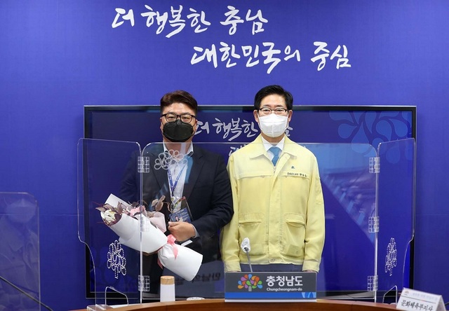 ▲ 최호준 주무관이 충남도 이달의 우수직원으로 선정됐다. 양승조 충남도지사(우측)이 최 주무관에게 표창을 한 뒤 기념촬영을 하고 있다.ⓒ충남도