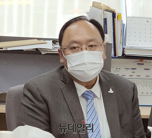 ▲ 조상호 세종시 경제부시장이 5일 세종시청 기자실을 찾아 퇴임 인사를 하고 있다.ⓒ이길표 기자