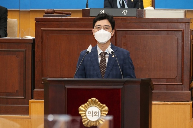 ▲ 충주시의회 본회의장에서 자유발언을 하는 유영기 의원(산건위원장).ⓒ충주시