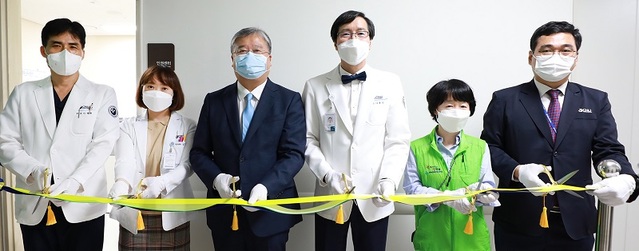 ▲ 세종충남대병원은 병원 내에서 발생하는 인권침해 사례를 대응하기 위해 인권센터를 개소하고 본격 활동에 들어갔다. 왼쪽부터 세종충남대병원 이재환 진료처장, 김은희(소아청소년과 교수) 인권센터장, 충남대병원 윤환중 원장, 세종충남대병원 나용길 원장, 전국보건의료산업노조 임백란 충남대병원지부장, 세종충남대병원 안명진 사무국장.ⓒ세종충남대병원