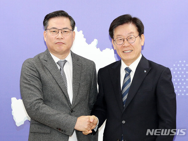 ▲ 지난 2018년 경기관광공사 사장에 취임했을 당시의 유동규(왼쪽) 전 성남도시개발공사 기획본부장과 이재명(오른쪽) 경기도지사.ⓒ뉴시스