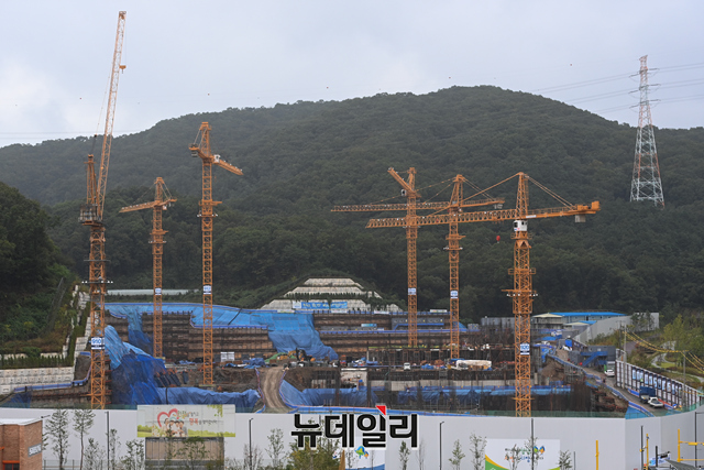 ▲ 대장동 게이트가 확대되고 있는 지난달 29일 오후 경기 성남시 판교 대장동 일대에서 공사가 진행되고 있다. ⓒ경기 성남=강민석 기자