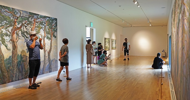 ▲ 솔거미술관을 방문한 관광객들이 작품들을 관람하고 있다.ⓒ경주엑스포