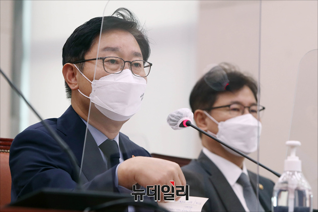 ▲ 박범계 법무부 장관이 5일 오전 국회에서 열린 국회 법제사법위원회 전체회의 법무부 등에 대한 2021 국정감사에서 여야 의원들의 질의에 답변하고 있다. ⓒ이종현 기자(사진=공동취재단)