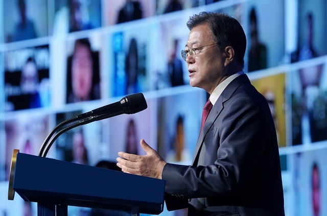 ▲ 문재인 대통령이 5일 서울 그랜드 워커힐호텔에서 열린 제15회 세계한인의 날 기념식에서 축사를 하고 있다.