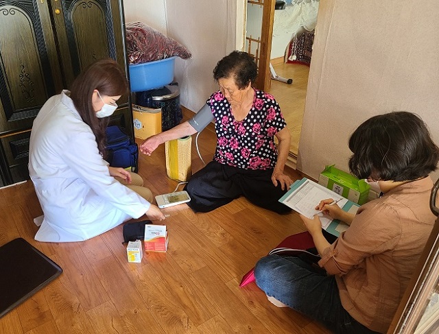 ▲ 군위읍은 고령층을 대상으로 고독사 예방 차원의 안부 묻기 사업을 시행했다.ⓒ군위군