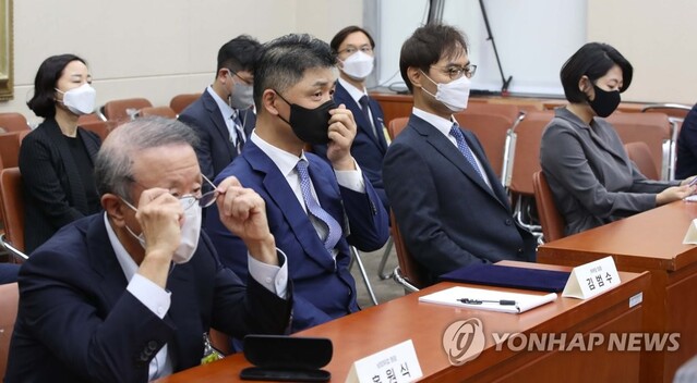 ▲ ▲ 5일 국회 정무위 국감증인으로 출석한 김범수 카카오의장(사진 중앙)과 배보찬 야놀자 대표(사진 좌측) ⓒ연합뉴스 제공