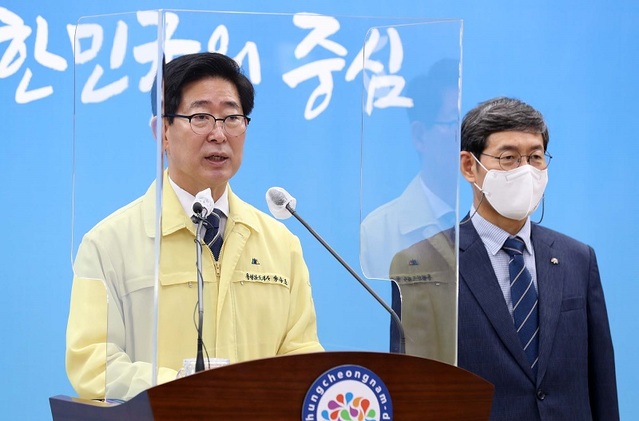 ▲ 양승조 충남도지사가 지난달 15일 도청 프레스센터에서 충남도립대 전면무상교육과 관련한 기자회견을 갖고 있다. 우측은 김용찬 충남도립대 총장.ⓒ충남도