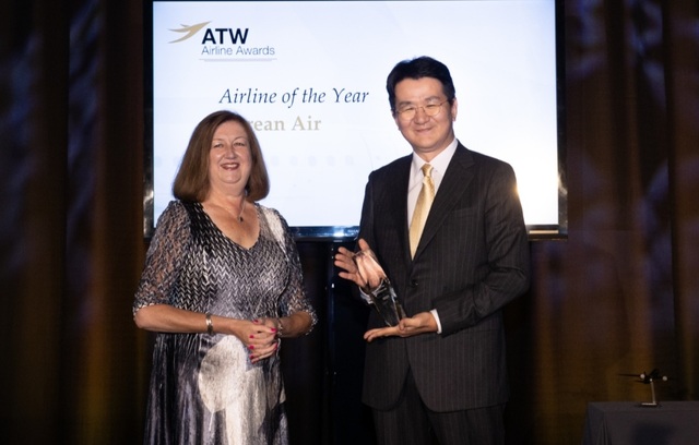 ▲ 조원태 한진그룹 회장(오른쪽)과  카렌 워커(Karen Walker) ATW 총괄편집장(왼쪽)이 기념 사진을 촬영하고 있는 모습 ⓒ 대한항공