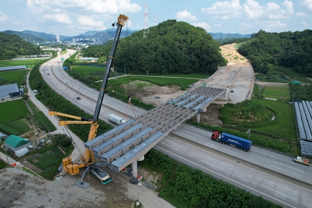 ▲ 김천시는 시가지 교통체증 해소와 지역균형발전을 도모하기 위해 1483억 원을 투입해 시청 삼거리∼환경사업소∼유한킴벌리∼혁신도시 간 연장 5.6㎞에 4~6차로의 도로개설 사업을 추진 중이다.ⓒ김천시