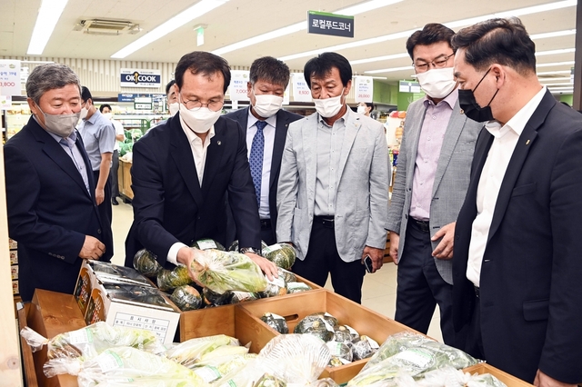 ▲ 조병옥 음성군수가 삼성면 로컬푸드 매장 개장식에 참석해 둘러보고 있다.ⓒ음성군