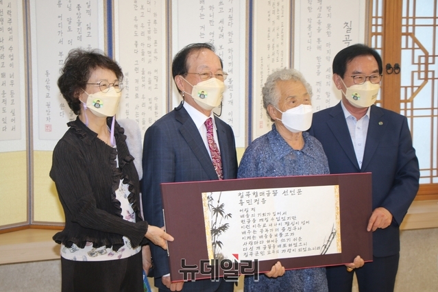 ▲ 추유을 할머니가 용민정음을 발표하고 백선기 칠곡군수(오른쪽)와 외솔 최현배 선생의 손자 최홍식 교수 부부와 기념 촬영을 하고 있다.ⓒ뉴데일리